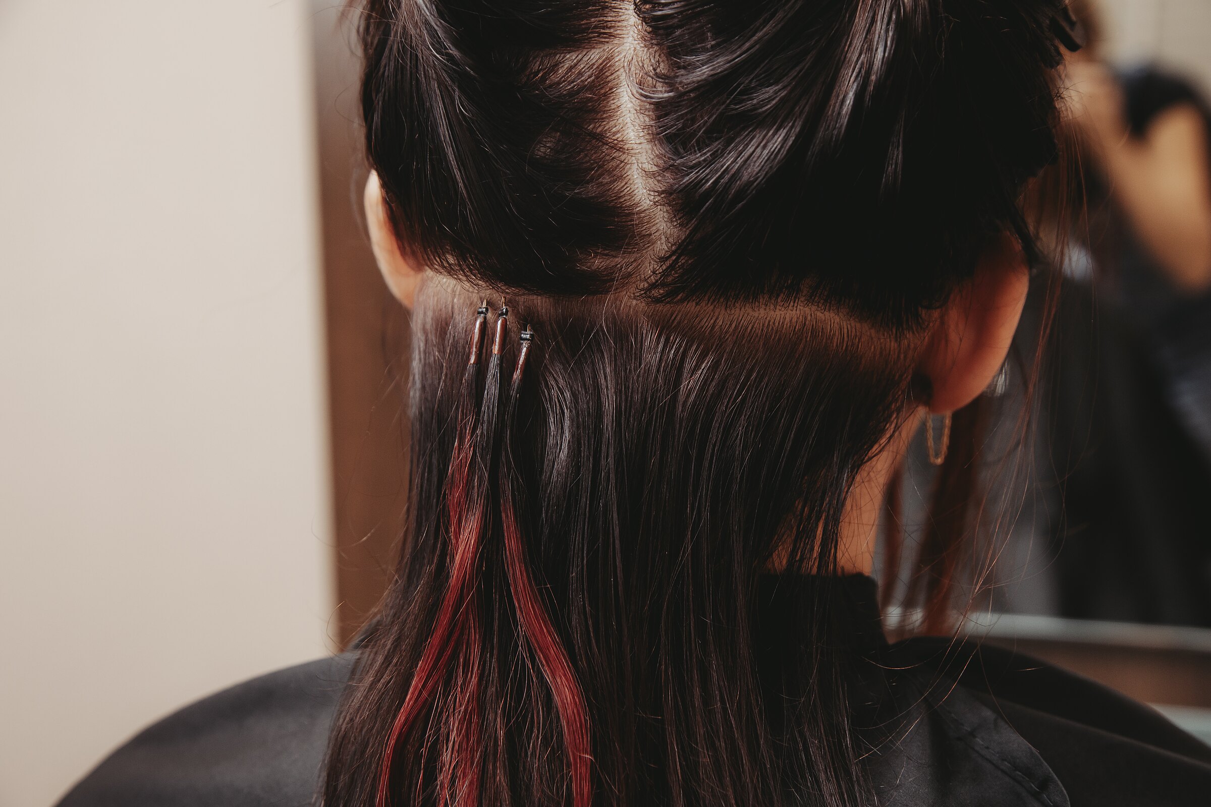 Detail van geplaatste hair extensions in donker haar bij Medische Haarstudio Nauta