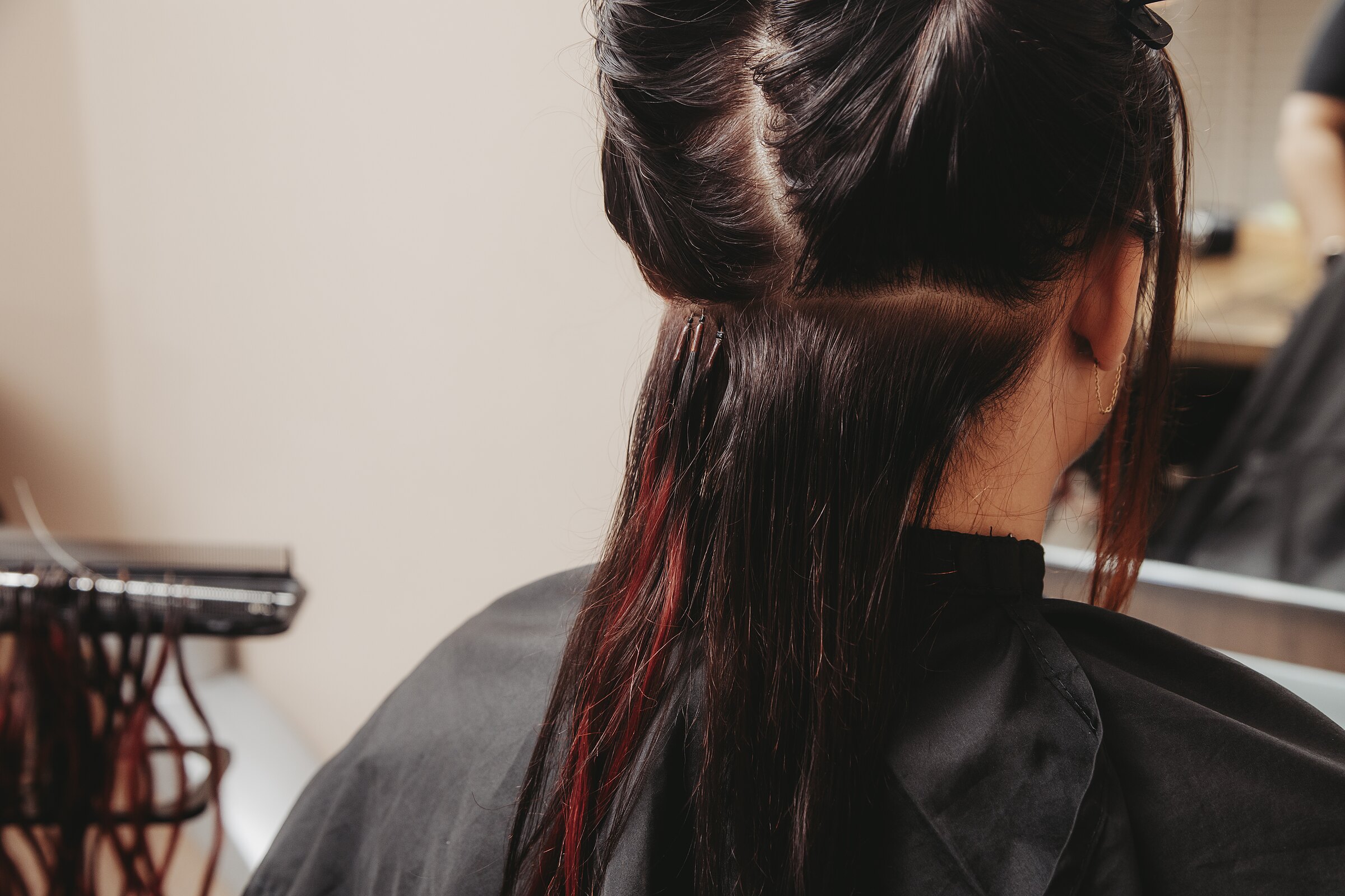 Ellen plaatst hair extensions met het koude systeem bij een cliënte in Veendam