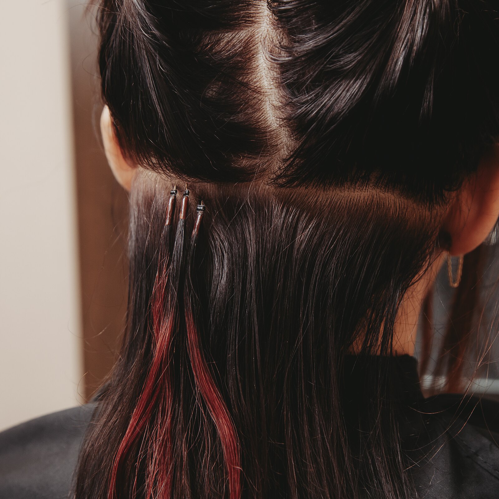 Ellen plaatst hair extensions met het koude systeem bij een cliënte in Veendam