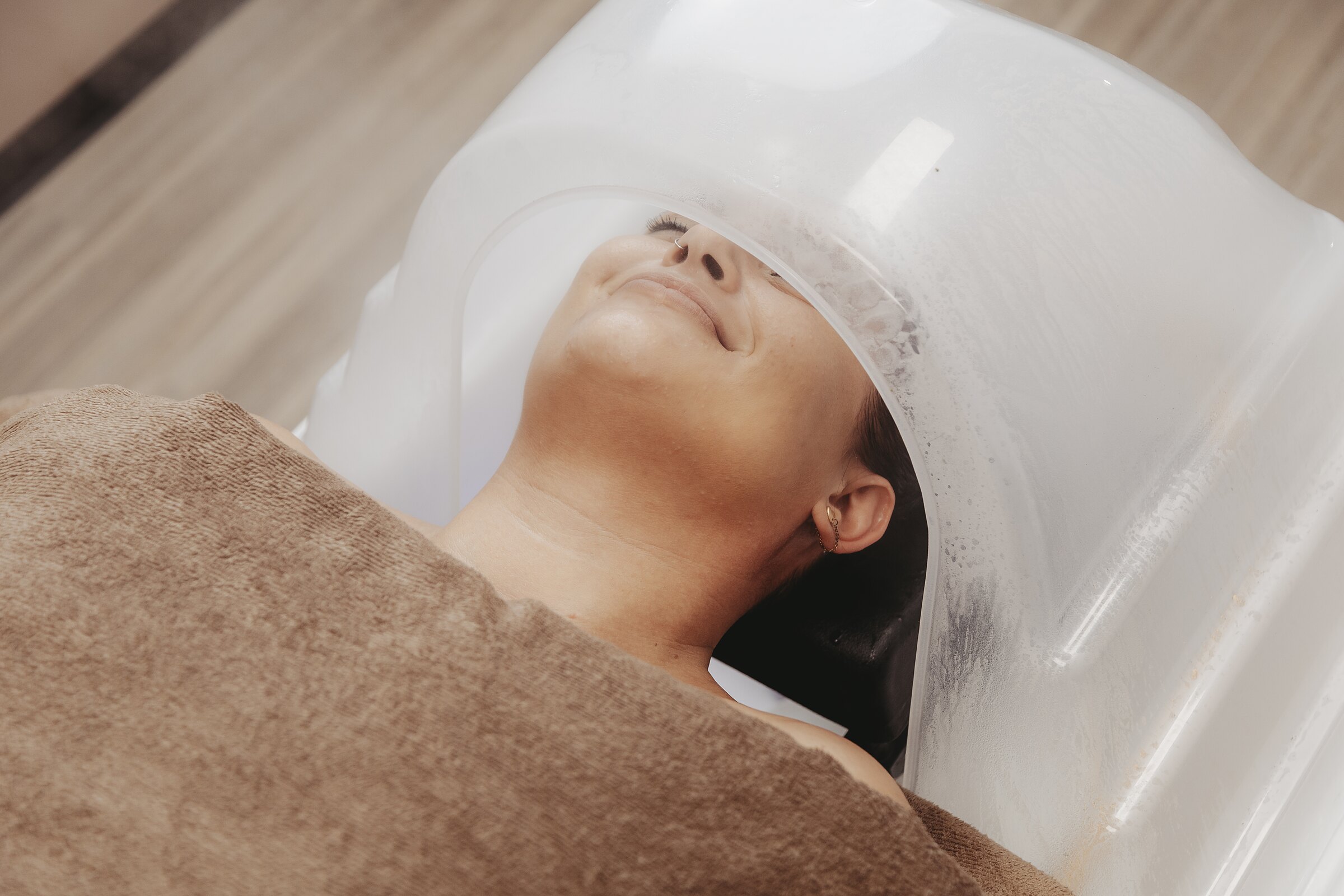 De stoomkap tijdens de Japanese Head Spa in de behandelkamer van Medische Haarstudio Nauta in Veendam