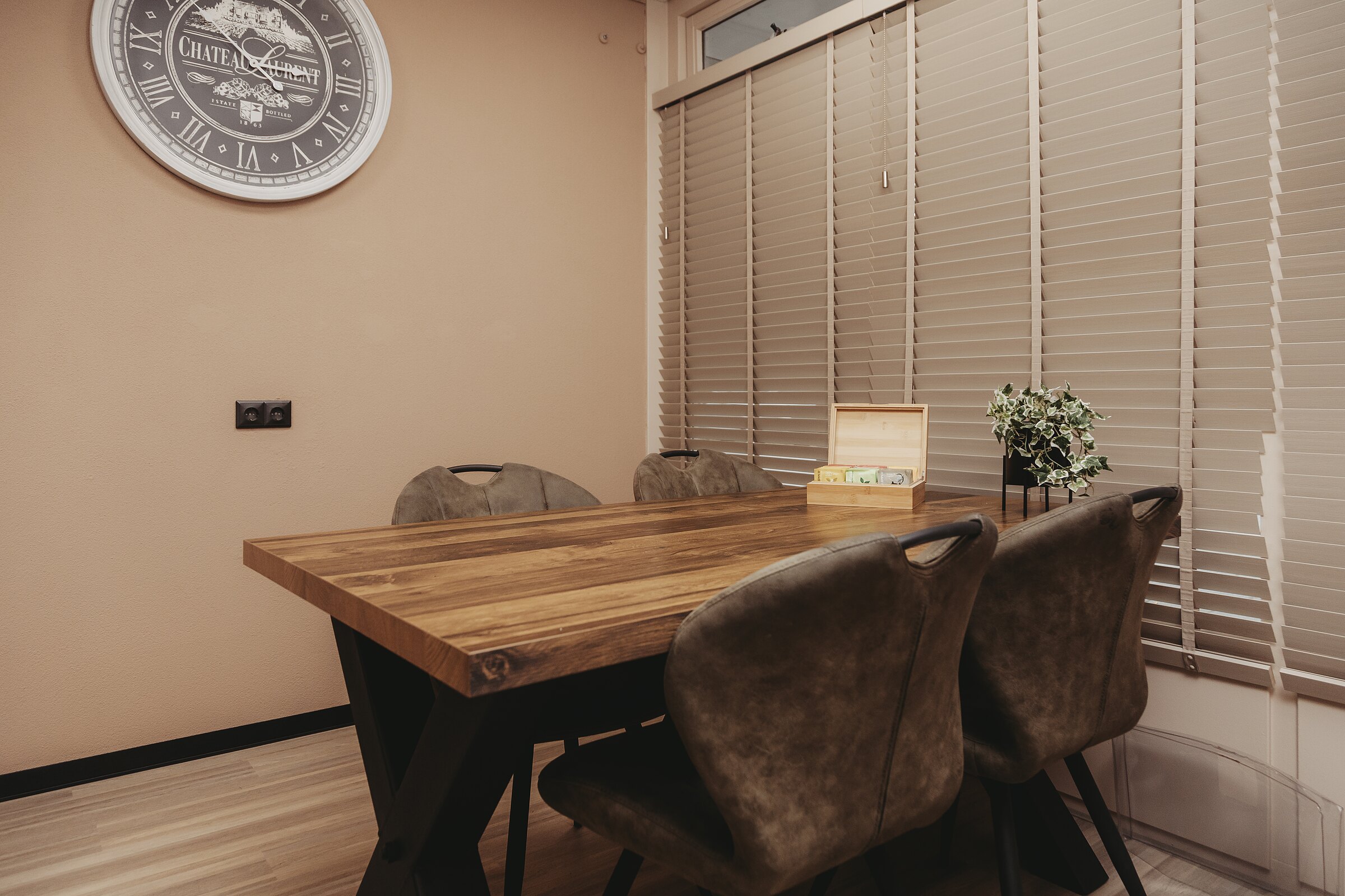 De intaketafel van Medische Haarstudio Nauta, waar het gesprek over een haarwerk in alle rust begint