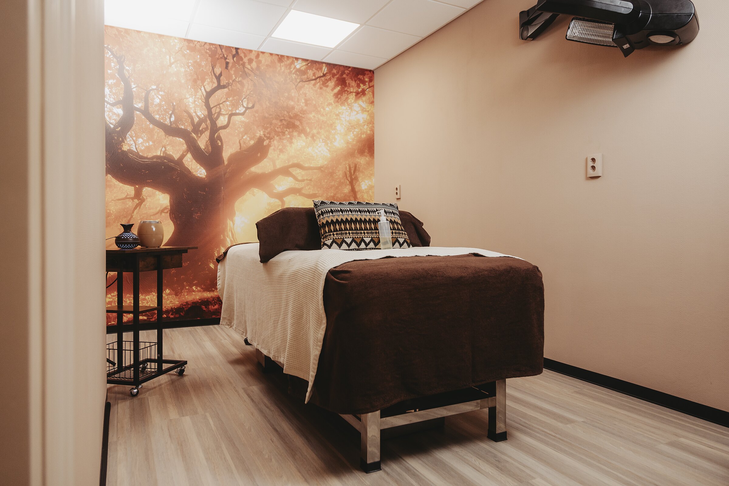 De massagekamer met behandeltafel en warme dekens bij Medische Haarstudio Nauta in Veendam