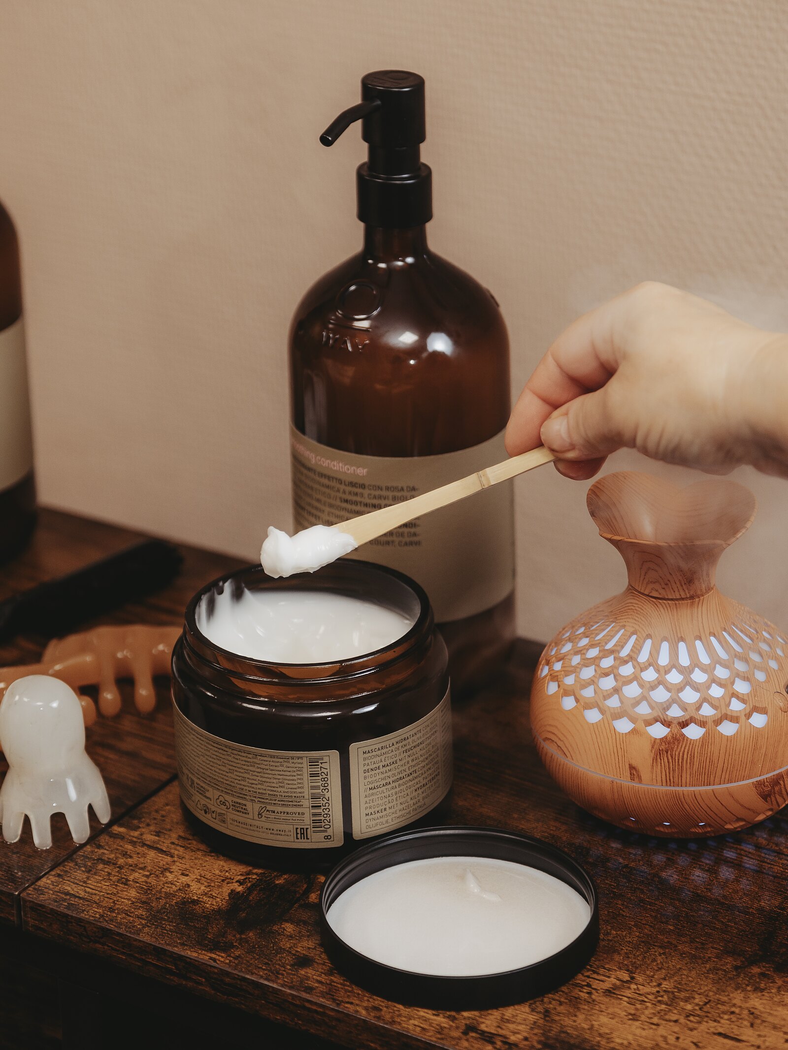 Ellen brengt een natuurlijk Oway-serum aan tijdens de Japanese Head Spa