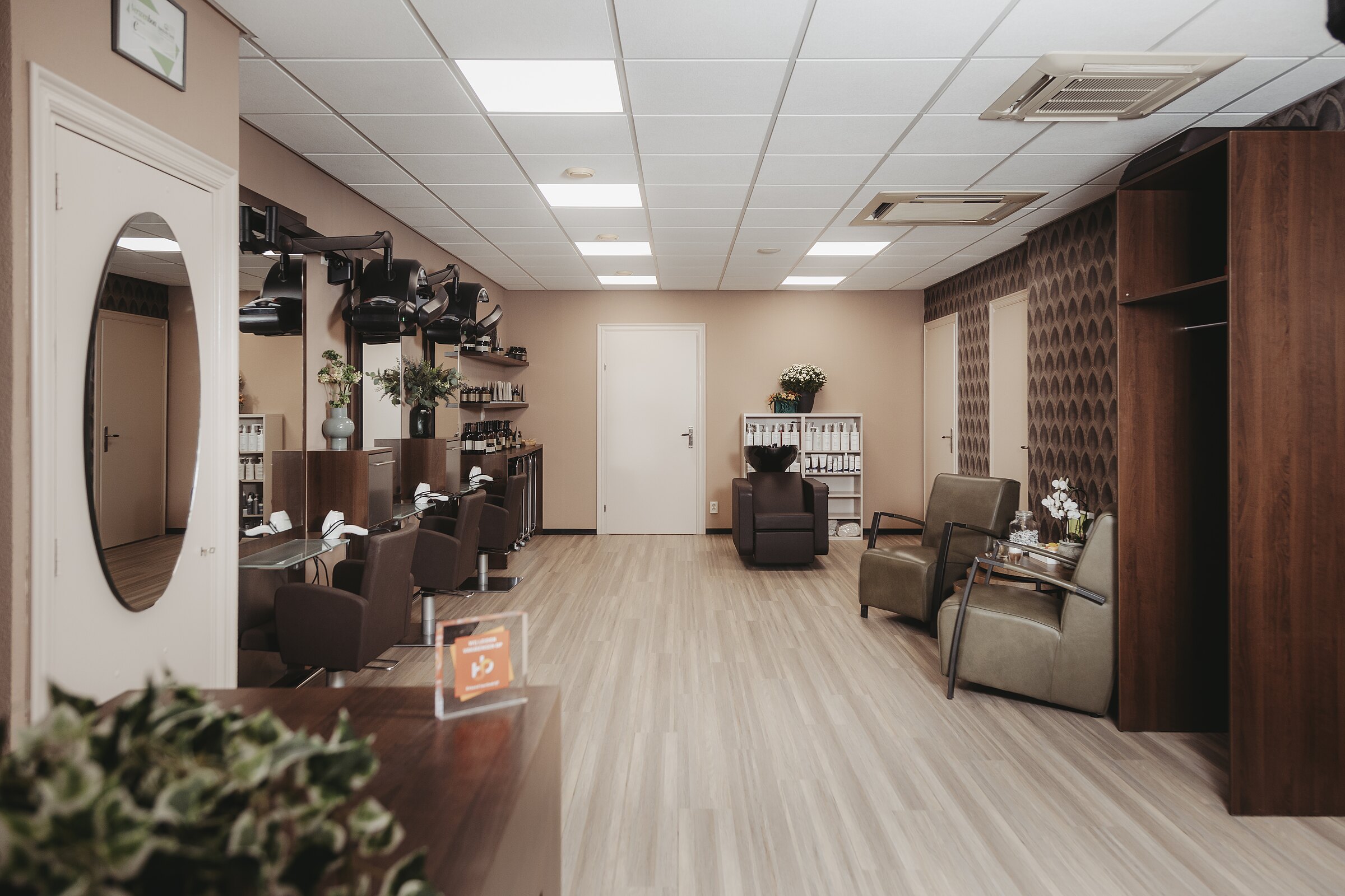 Het interieur van de studio met behandelstoelen en productenwand